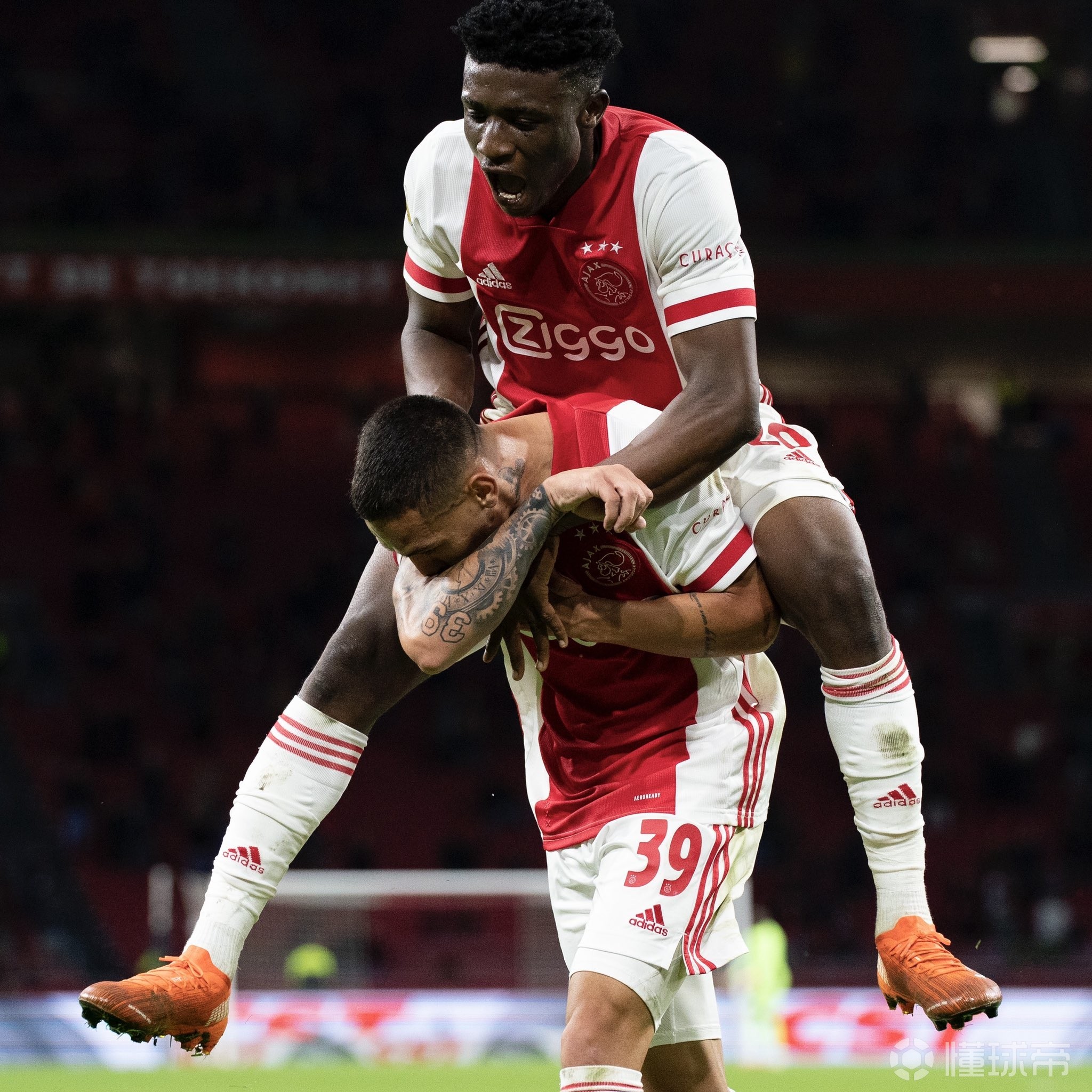 包含荷兰飞翼破门建功，助阿贾克斯晋级的词条