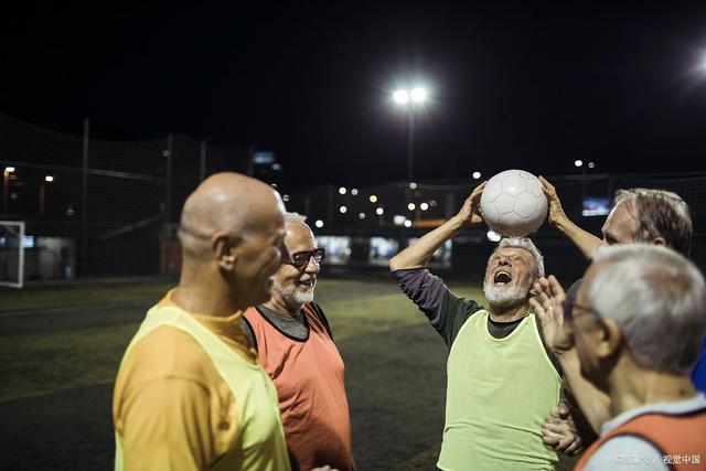 包含实力对决，球场上的精彩瞬间让人心跳加速的词条