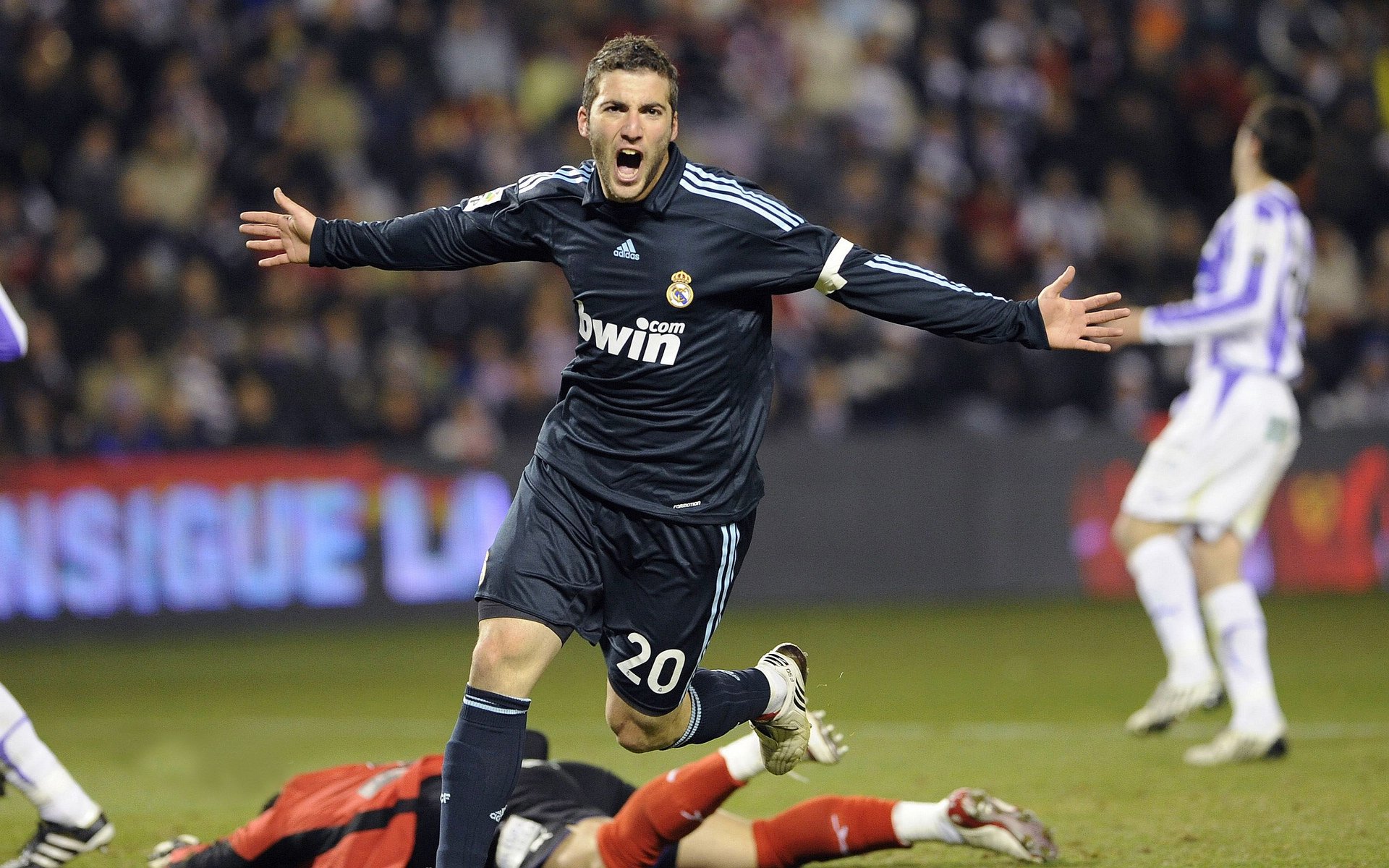 卡瓦哈尔点燃赛场,里昂力克曼联背后的战术革命